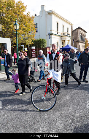 Jacques der französischen Kellner während der clunes Booktown Festival in den 1850er Gold mining Stadt Clunes in Victoria, Australien. Stockfoto