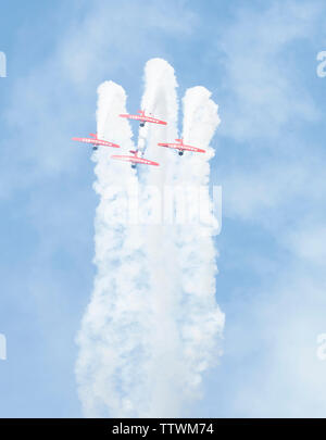 Die AeroShell Kunstflugstaffel, eine Antenne demonstration Team, führt über Nordamerika, fliegen in Formation am 16. Juni 2019, über Whiteman Air Force Base, Missouri. AeroShell war einer von mehr als 10 Rechtsakten während der 2019 Flügel über Whiteman für Luft- und Raumfahrt zeigen. (U.S. Air Force Foto: Staff Sgt. Kayla Weiß) Stockfoto