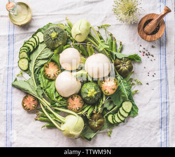 Verschiedene grüne organisches Gemüse der Saison von lokalen Bauernhof Markt auf leichte Küche Tabelle, Ansicht von oben. Gesunde vegetarische Essen und Kochen. Cle Stockfoto