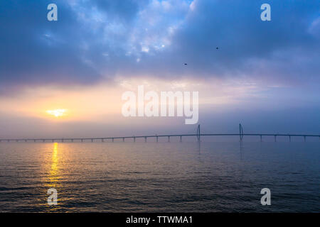 Die Landschaft von Zhuhai unter der Morgen Licht am 3. Februar 2019 ist sehr schön, vor allem die Hong Kong-Zhuhai-Macao Brücke, die auf der Oberfläche des Meeres, der besonders spektakulär ist, erstreckt. Stockfoto