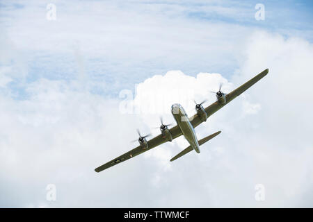 Einer der zwei B-29 Superfotresses, der noch aktiv fliegt heute Fliegen über Whiteman Air Force Base, Missouri, am 16. Juni 2019. Die B-29 ist ein vier-Motor Propeller-driven Schwerer Bomber von Boeing entwickelt und in erster Linie von den Vereinigten Staaten während des Zweiten Weltkrieges und des Koreakrieges. (USA geflogen Air Force Foto: Staff Sgt. Kayla Weiß) Stockfoto
