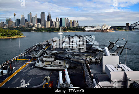 190618-N-RI 884-1212 SYDNEY (18. Juni 2019) Matrosen und Marines die Schienen Mann an Bord der Amphibisches Schiff USS Wasp (LHD1) als das Schiff in Sydney für einen Hafen besuchen kommt. Wasp, Flaggschiff der Wasp Amphibious Ready Group, mit 31 Marine Expeditionary Unit in Angriff genommen, ist die in der indopazifischen Region Interoperabilität mit Partnern zu verbessern und dienen als eine fertige Antwort Kraft für jede Art von Kontingenz. (U.S. Marine Foto von Mass Communication Specialist 1. Klasse Daniel Barker) Stockfoto