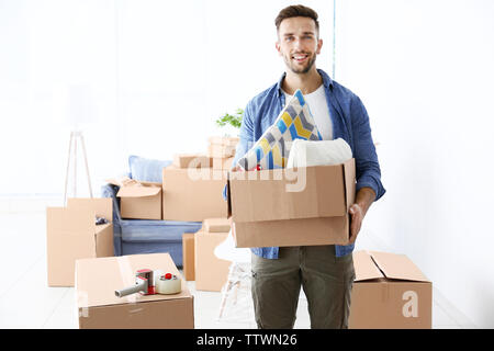Haus Konzept bewegt. Mann, Karton, Nahaufnahme Stockfoto