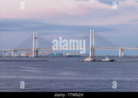 Yokohama Bay Bridge in Japan in der Abenddämmerung Stockfoto