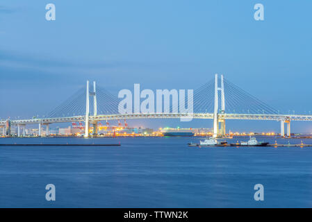 Yokohama Bay Bridge in Japan in der Abenddämmerung Stockfoto