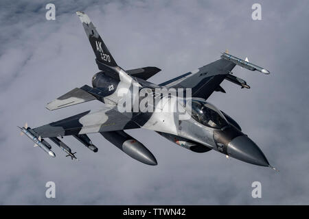 Ein US Air Force 18 Aggressor Squadron F-16 Fighting Falcon fliegt während der roten Fahne - Alaska 19-2, 17. Juni 2019, bei Eielson Air Force Base, Alaska. Neben den USA, Piloten aus internationalen Kräfte an RF-A ermöglicht Ihnen Taktiken, Techniken und Verfahren für eine Verbesserung der Interoperabilität. (U.S. Air Force Foto von älteren Flieger Daniel Snider) Stockfoto