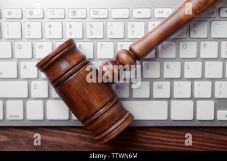 Holz- Hammer und die Tastatur auf dem Schreibtisch Stockfoto