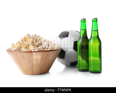 Popcorn, Kugel und Flaschen Bier isoliert auf weißem Stockfoto