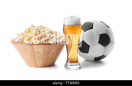 Popcorn, Kugel und Glas helles Bier isoliert auf weißem Stockfoto