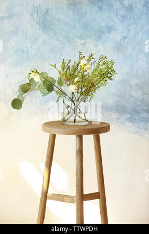 Schöne Blumen in Vase auf hellen Hintergrund Stockfoto