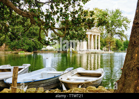 See, Boote und den Tempel des Esculapio ist einer der vielen historischen Gebäude, die ein Tourist in der schönen Park der Villa Borghese in Rom finden Stockfoto