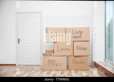 Kisten im Zimmer bei hellen Hintergrund Stockfoto