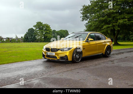 2015 Gold gelbes BMW M4 Coupé auf dem Leyland Festival, Großbritannien Stockfoto