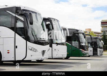 Große Touristen Busse auf dem Parkplatz Stockfoto