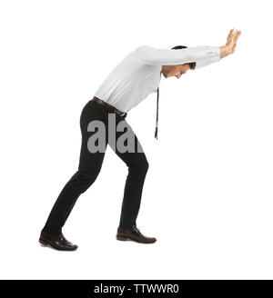 Geschäftsmann drücken unsichtbare Mauer isoliert auf weißem Stockfoto