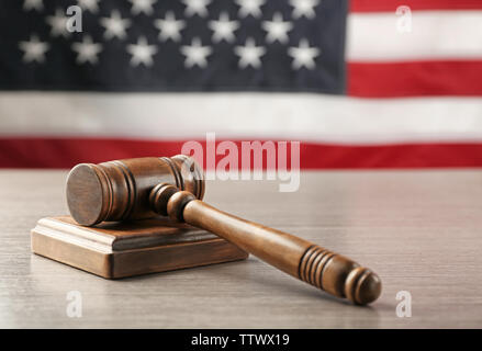 Richter Hammer und Resonanzboden auf USA-Flagge im Hintergrund Stockfoto