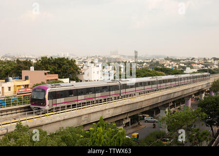 Bangalore, Karnataka India-June 01 2019: Luftbild Bengaluru metro Bewegen auf der Brücke in der Nähe von Vijaya Nagara, Amritsar, Indien. Stockfoto