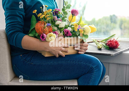 Weibliche florist Holding schöne Blume Zusammensetzung in der Box, Nahaufnahme Stockfoto