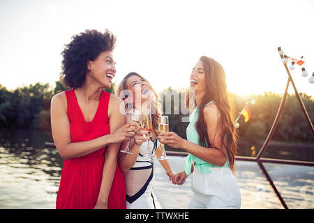 Gruppe der glücklichen Freunde trinken Champagner und feiern das neue Jahr Stockfoto