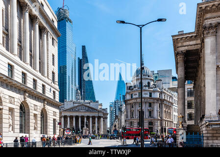 London, UK, 14. Mai 2019: Stadtbild der Financial District in der Nähe der Bank von England an einem sonnigen Tag Stockfoto