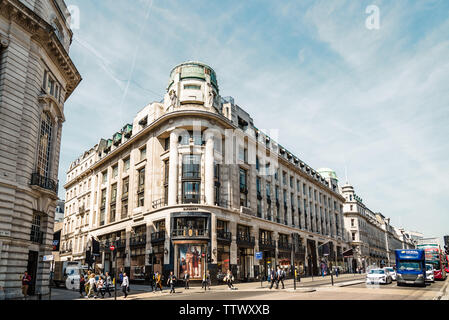 London, UK, 15. Mai 2019: Blick auf die Regent Street. Es ist eines der größten Einkaufszentren in London mit luxuriösen Geschäften Stockfoto