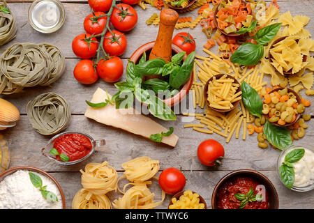 Verschiedene Arten von Pasta auf hölzernen Hintergrund Stockfoto