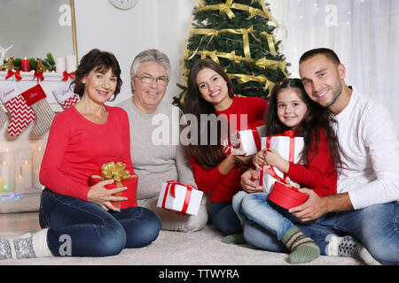 Glückliche Familie mit Weihnachtsgeschenke im Wohnzimmer Stockfoto
