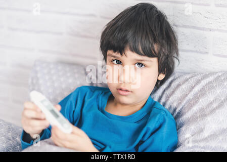 Kind Grippe krank, Junge mit medizinischen Thermometer im Mund, Gesundheit Krankheit. Kind mit kalten Rhinitis, Kalt Stockfoto