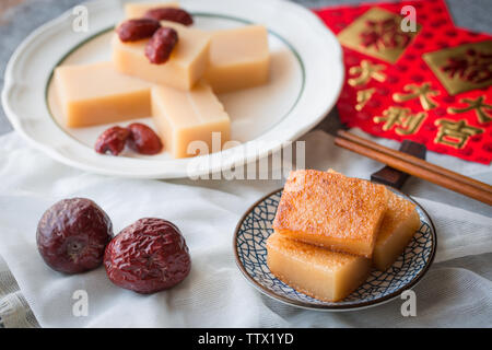 Gebratene Brown Sugar coconut rice Kuchen schneiden Stücke gestapelt Hintergrund festliche Atmosphäre für das chinesische Neujahr Stockfoto