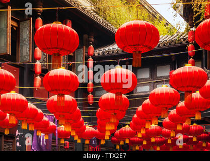 Laternen hängen an jinli Alte Straße in Chengdu, Sichuan Stockfoto
