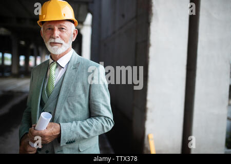Lächelnd Bauleiter, Techniker, Unternehmer, Architekt auf der Baustelle Stockfoto