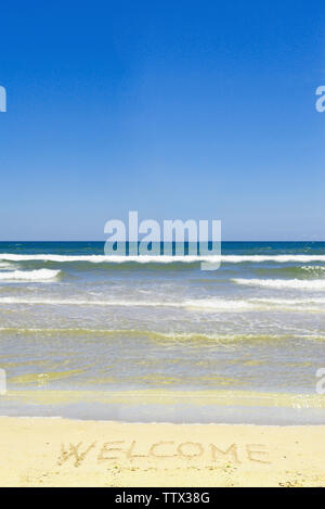 Begrüßungsschild am Strand Stockfoto