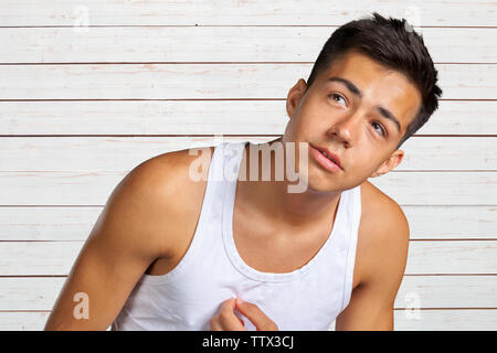 Bild eines Jungen legerer Mann misstrauisch Stockfoto