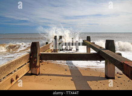 Ein Blick auf das Meer gegen einen hölzernen Mole an der Küste von Norfolk auf Warenkorb Lücke, Happisburgh, Norfolk, England, Vereinigtes Königreich, Europa zu brechen. Stockfoto