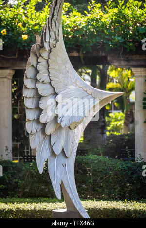 Recovery (2010) Edelstahl Skulptur von Grainger McKoy in der Gesellschaft der vier künste' Philip Hulitar Skulpturengarten in Palm Beach, Florida. (USA) Stockfoto