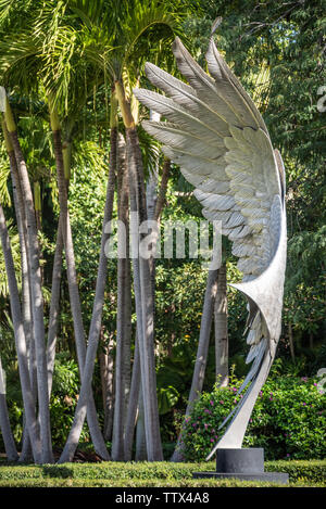 Recovery (2010) Edelstahl Skulptur von Grainger McKoy in der Gesellschaft der vier künste' Philip Hulitar Skulpturengarten in Palm Beach, Florida. (USA) Stockfoto