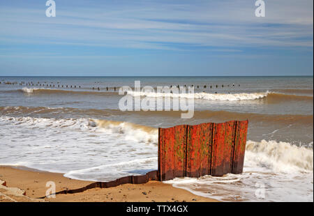 Ein Blick auf die verschiedenen Überreste von Meer Verteidigung an der Küste von Norfolk auf Warenkorb Lücke, Happisburgh, Norfolk, England, Vereinigtes Königreich, Europa. Stockfoto