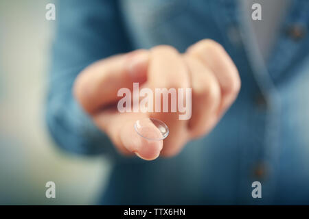 Kontaktlinse auf weiblichen Finger, die Ansicht zu schließen. Medizin und Vision Concept Stockfoto