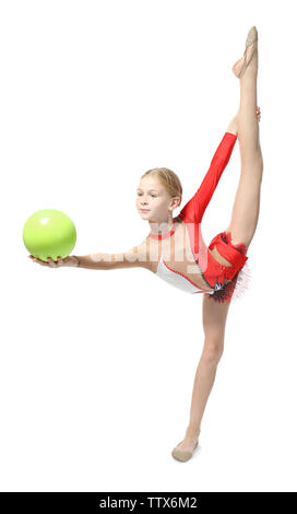 Junge Mädchen Turnen mit Kugel, isoliert auf weißem Stockfoto