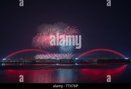 Festliches Feuerwerk, in Zhangjiakou, Provinz Hebei fotografiert, kleine Stadt der Olympischen Winterspiele Stockfoto
