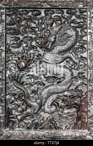 Dragon Relief auf klassische Möbel der Qing Dynastie lila Sandelholz in der majia Verbindung in die alte Stadt von Pingyao, Shanxi Provinz Stockfoto