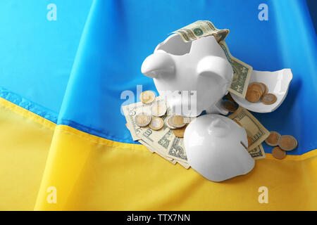 Gebrochene Sparschwein auf Flag Hintergrund Stockfoto