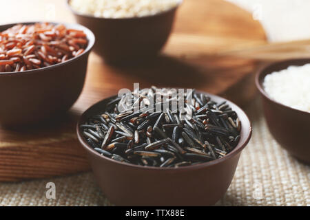 Verschiedene Arten von Reis in kleinen Schüsseln closeup Stockfoto