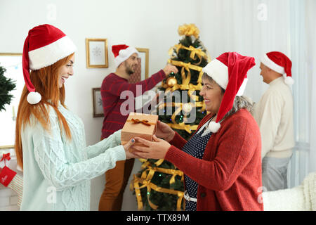 Ältere Frau Weihnachten geben anwesend zu ihrer Tochter Stockfoto