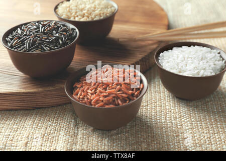 Verschiedene Arten von Reis in kleinen Schüsseln closeup Stockfoto