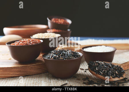 Verschiedene Arten von Reis in kleinen Schüsseln closeup Stockfoto