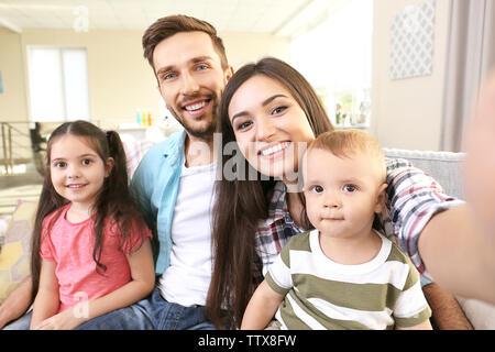 Glückliche Familie selfie zu Hause Stockfoto