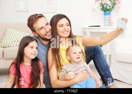 Glückliche Familie selfie zu Hause Stockfoto