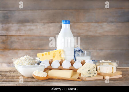 Milchprodukten auf hölzernen Hintergrund Stockfoto