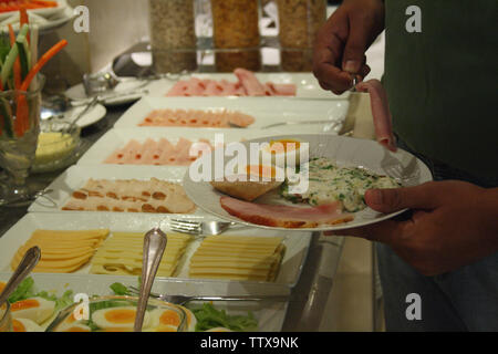 Mann, der Essen vom Buffet bekommt, Bangkok, Thailand Stockfoto